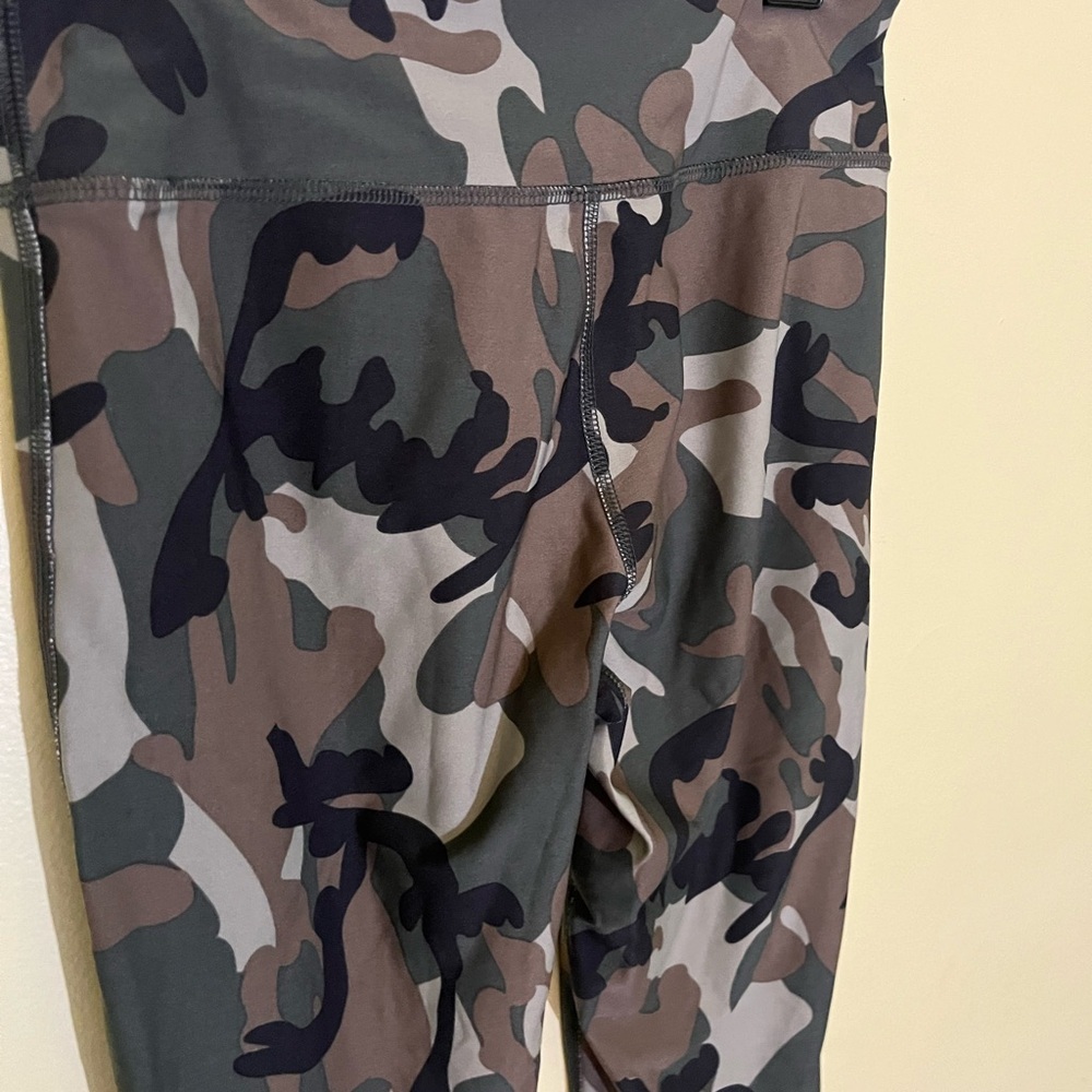 VOGO Athletica Camouflage Leggings - Picture 5 of 5